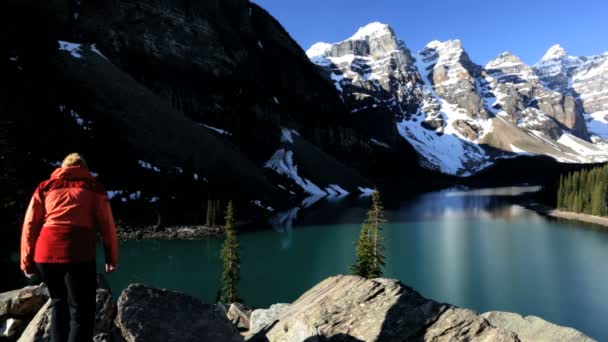 Excursionista mujer viaja en el área del lago Moraine — Vídeo de stock