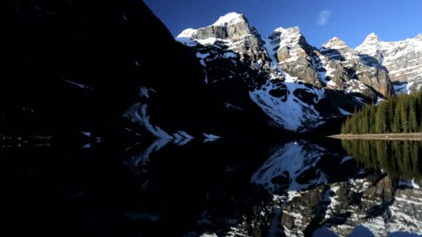 Λίμνη Moraine ορεινή περιοχή κορυφές — Αρχείο Βίντεο