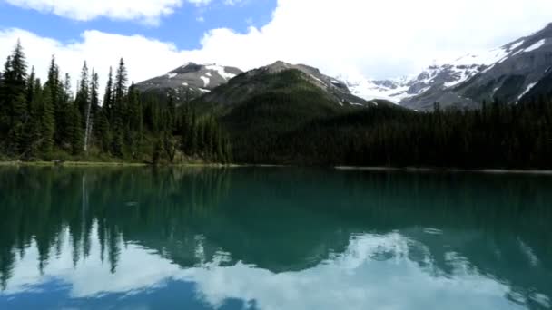Πνεύμα λίμνη περιβάλλον τοπίο βουνά — Αρχείο Βίντεο