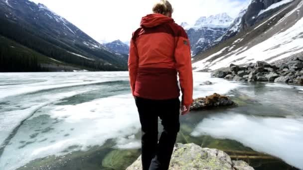 湖の氷堆石地区女性ハイカーを旅します。 — ストック動画