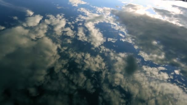 Água do lago com Nuvens Reflexão — Vídeo de Stock