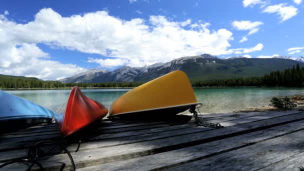 Kayak di legno sdraiato sul molo al lago — Video Stock