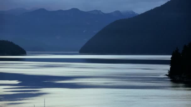 Montañas costeras y panorama del lago al atardecer — Vídeos de Stock