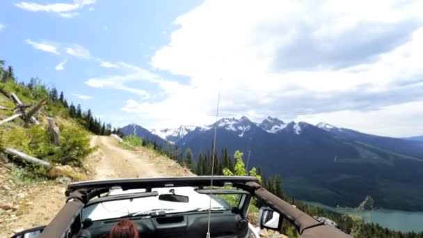 Jeep áthajtás hegyi erdő — Stock videók