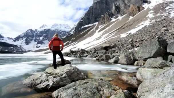 Θηλυκό πεζοπόρος ταξιδεύει στην περιοχή Λίμνη Moraine — Αρχείο Βίντεο