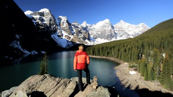 Excursionista mujer viaja en el área del lago Moraine — Vídeos de Stock