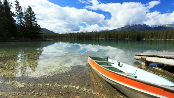 Vecchia barca di legno sul lago — Video Stock