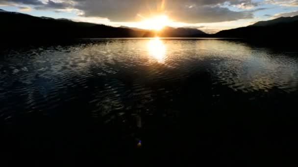 Lac Spirit paysage pittoresque au coucher du soleil — Video