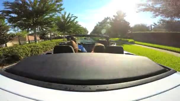 Família vai de férias em carro cabriolet — Vídeo de Stock