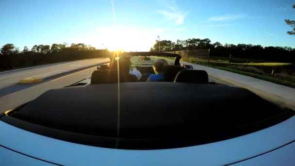 Pareja de conducción en coche cabriolet de lujo — Vídeos de Stock