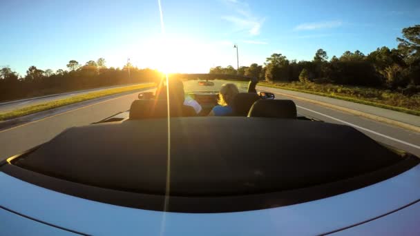 Paar rijden in auto met luxe cabriolet — Stockvideo