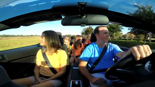 Familia de vacaciones en coche cabriolet — Vídeos de Stock