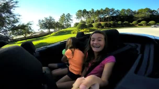 Familia de vacaciones en coche cabriolet — Vídeo de stock