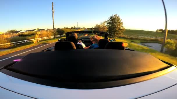 Casal dirigindo em carro cabriolet luxo — Vídeo de Stock