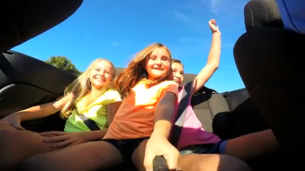 Famille en vacances en voiture cabriolet — Video