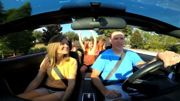 Familia de vacaciones en coche cabriolet — Vídeos de Stock