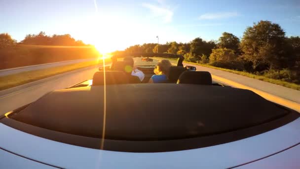 Casal dirigindo em carro cabriolet luxo — Vídeo de Stock