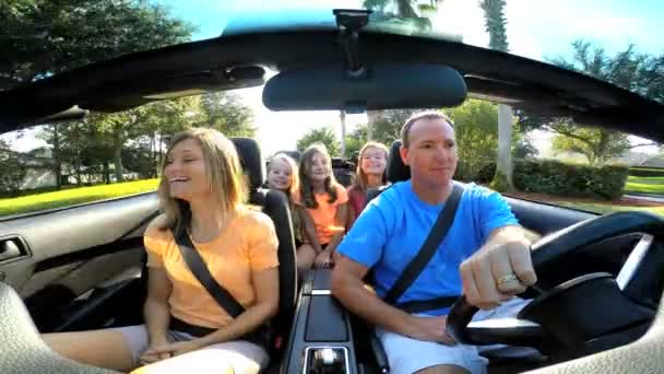 Familia de vacaciones en coche cabriolet — Vídeo de stock