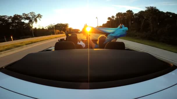 Couple conduisant en voiture cabriolet de luxe — Video