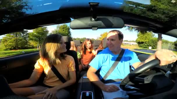 Familie op vakantie in cabriolet auto — Stockvideo