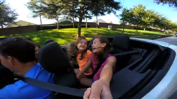Семья собирается в отпуск на кабриолете — стоковое видео