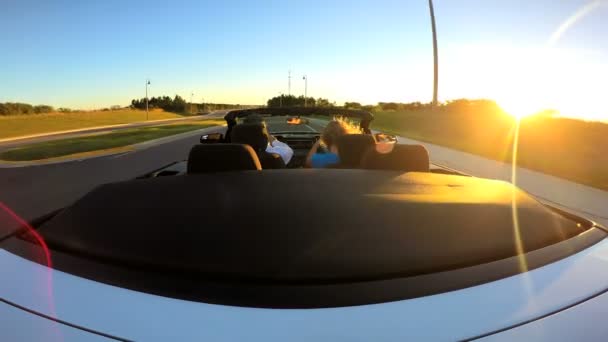 Paar fährt in Luxus-Cabrio — Stockvideo