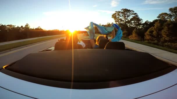 Casal dirigindo em carro cabriolet luxo — Vídeo de Stock