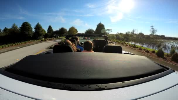 Familia de vacaciones en coche cabriolet — Vídeos de Stock