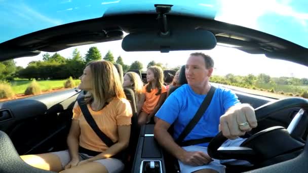 Familia de vacaciones en coche cabriolet — Vídeo de stock
