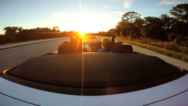 Pareja de conducción en coche cabriolet de lujo — Vídeos de Stock