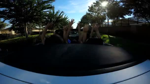 Famille en vacances en voiture cabriolet — Video