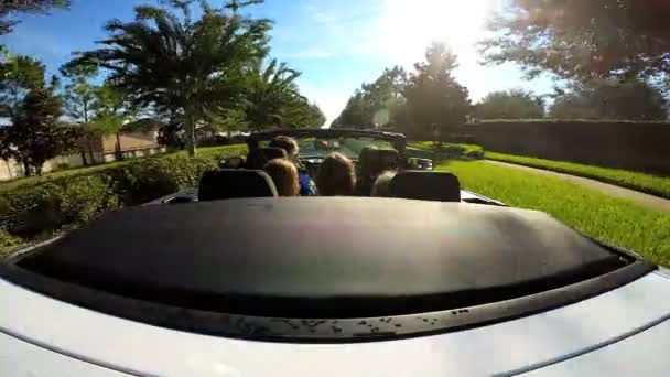 カブリオレの車でバカンスに行く家族 — ストック動画
