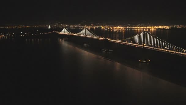 Upplyst trafikera fjärden överbryggar San Francisco — Stockvideo