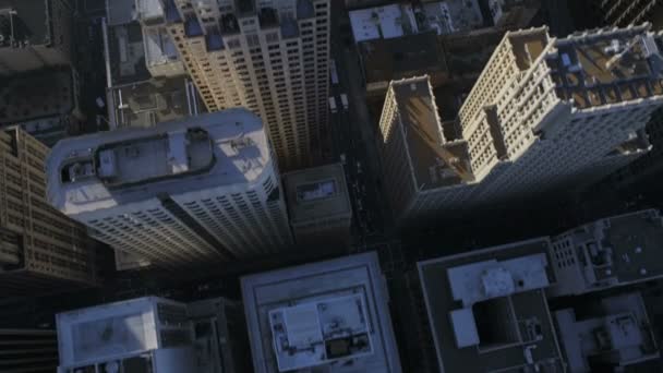 Vista vertical de los edificios de la ciudad de rascacielos en la azotea — Vídeo de stock