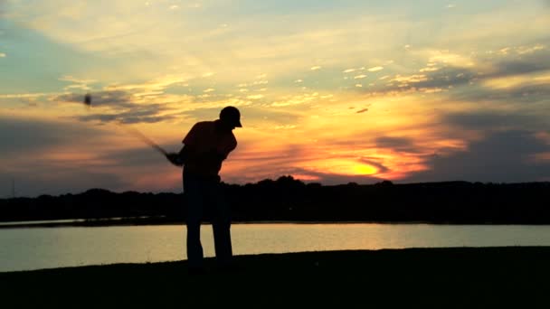 Jogador de golfe masculino jogando golfe — Vídeo de Stock