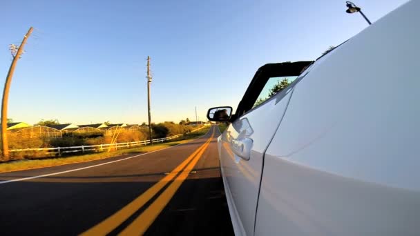 Viaje por carretera en coche cabriolet de lujo — Vídeo de stock