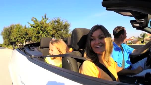 Familia de vacaciones en coche cabriolet — Vídeo de stock