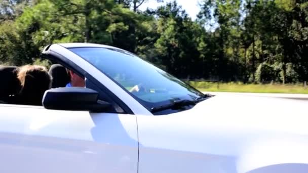 Familia de vacaciones en coche cabriolet — Vídeo de stock