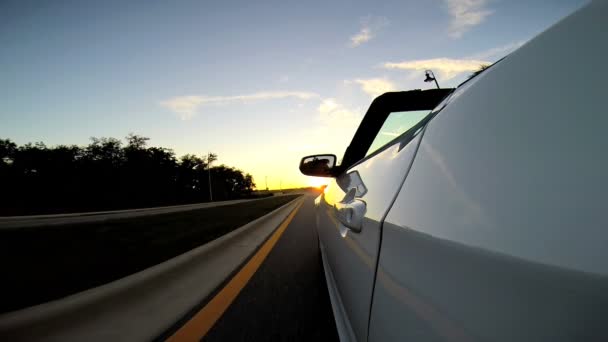 Viaje por carretera en coche cabriolet de lujo — Vídeos de Stock