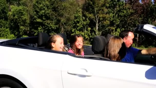 Rodzina idzie na urlop w Cabrio Samochód — Wideo stockowe