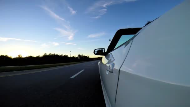 Road trip en voiture cabriolet de luxe — Video