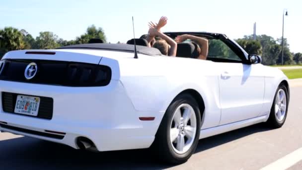 Familia de vacaciones en coche cabriolet — Vídeos de Stock