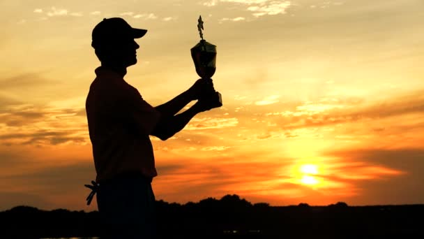 Професійний гравець в гольф, який святкує свою перемогу — стокове відео