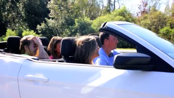 Família vai de férias em carro cabriolet — Vídeo de Stock