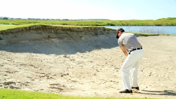 Jogador de golfe masculino jogando golfe — Vídeo de Stock