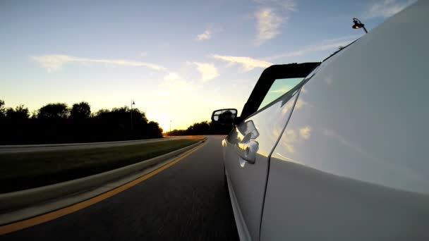 Viaje por carretera en coche cabriolet de lujo — Vídeo de stock