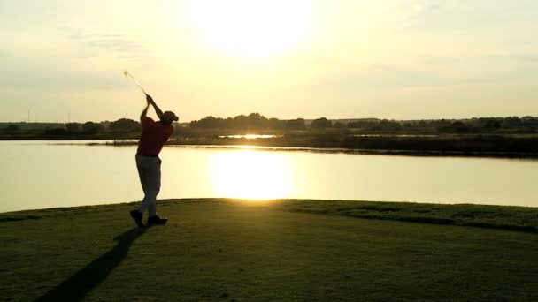 Jogador de golfe masculino jogando golfe — Vídeo de Stock