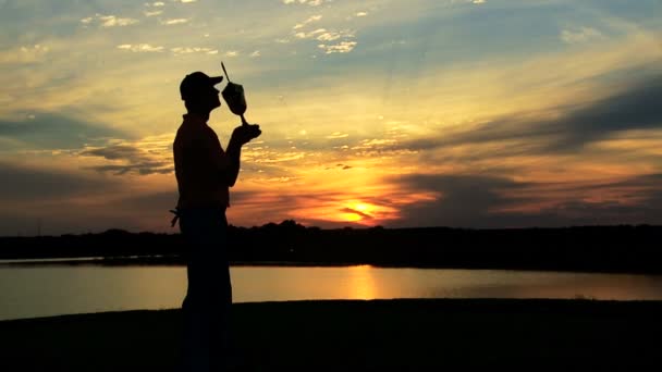 Profesionální golfový hráč slaví vítězství — Stock video