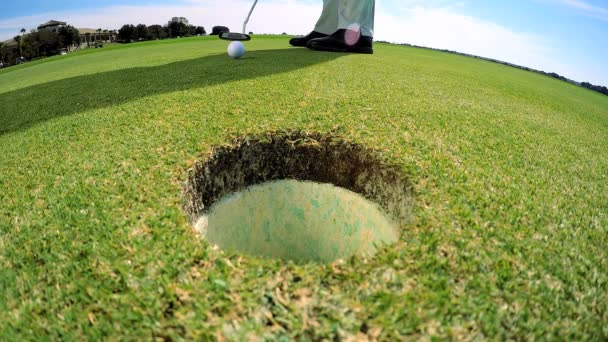 Jugador de golf masculino jugando al golf — Vídeo de stock