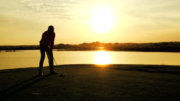 Jogador de golfe masculino jogando golfe — Vídeo de Stock